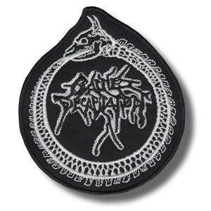 Op de afbeelding: Zwarte patch met een wit geborduurd ontwerp. Het ontwerp toont een gestileerde slang die in zijn staart bijt, omringd door het woord "DECAPITATED" in een gotisch lettertype. De patch heeft een druppelvorm.