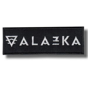 Peut inclure: Un écusson rectangulaire noir avec le mot "ALAZKA" brodé en blanc. L'écusson présente un symbole stylisé avant le "A" et un "Z" unique au milieu du mot. L'écusson est probablement destiné aux vêtements ou aux accessoires.