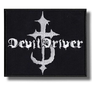 Könnte beinhalten: Schwarzer rechteckiger Aufnäher mit weiß gesticktem Text und einem stilisierten Kreuzdesign. Der Text lautet "DevilDriver" in einer gotischen Schriftart. Der Aufnäher hat einen schwarzen Rand und einen weißen Schatten.