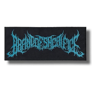 Puede incluir: Un parche rectangular negro con el texto bordado "BRANDOSACRIFICE" en color turquesa. El texto está en una fuente gótica estilizada. Ideal para ropa o accesorios.