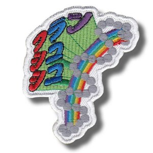 Op de afbeelding: Geborduurde patch met Japanse tekst in rood, blauw en paars. De patch heeft een regenboogontwerp dat uit een reeks grijze cirkels komt. De achtergrond is groen met een witte rand.