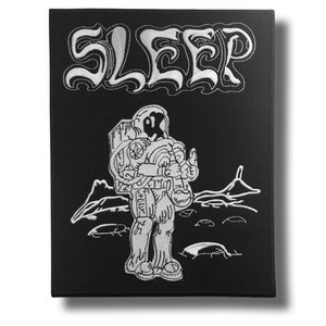 Op de afbeelding: Zwart rechthoekig embleem met het woord "SLEEP" in witte borduursels, boven een witte illustratie van een astronaut. De astronaut staat op een wit maanoppervlak. Het embleem heeft een zwarte rand.