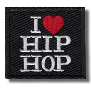 Puede incluir: Parche cuadrado negro con texto bordado blanco y un corazón rojo. El texto dice "I ❤️ HIP HOP". El parche tiene un borde negro y está diseñado para ser cosido o planchado en ropa o accesorios.