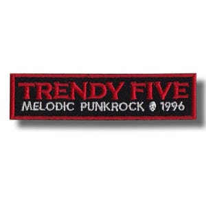 Op de afbeelding: Een rechthoekige zwarte patch met een rode rand en rood geborduurde tekst. De tekst luidt "TRENDY FIVE" boven "MELODIC PUNKROCK © 1996". Een kleine schedelafbeelding staat naast het jaar.