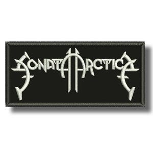 Może przedstawiać: Czarna prostokątna naszywka z białym haftowanym napisem "SONATA ARCTICA". Tekst jest stylizowany z unikalną czcionką i elementami designu. Naszywka ma czarną obwódkę.