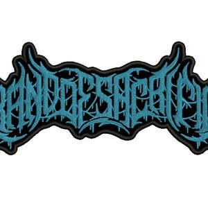 Può includere: Toppa ricamata con la scritta "BRAND OF SACRIFICE" in un carattere gotico stilizzato. Il testo è blu chiaro, bordato di nero, su sfondo nero.