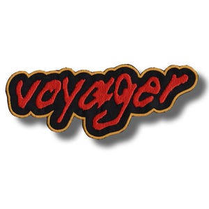 Puede incluir: Parche bordado con la palabra "Voyager" en letras rojas. El texto está sobre un fondo negro con un borde dorado. Este parche está diseñado para ser cosido o planchado en ropa o accesorios.