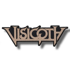 以下が含まれることがあります： 黒いパッチに、ベージュの様式化された文字で「Visigoth」という文字が書かれています。パッチには黒い縁取りとユニークなフォントがあります。このパッチは、おそらく衣類やアクセサリー用です。