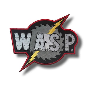 Puede incluir: Parche bordado con la palabra "WASP" en plata, letras estilo remache. Las letras están sobre un diseño de hoja de sierra gris, con un rayo amarillo y un borde rojo y negro. El parche está sobre un fondo blanco.