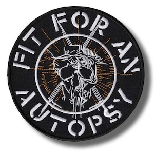 Könnte beinhalten: Runder, schwarzer Aufnäher mit weiß gesticktem Text und einem zentralen Motiv. Der Text lautet "FIT FOR ALL AUTOPSY". Die Grafik zeigt einen Schädel mit Dornenkrone und Strahlenlinien.