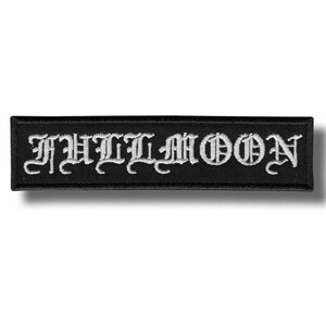 Op de afbeelding: Een zwart rechthoekig embleem met de geborduurde tekst "FULL MOON" in witte gotische letters. Het embleem is bedoeld om op kleding of accessoires te naaien en biedt een decoratief element met een donkere uitstraling.