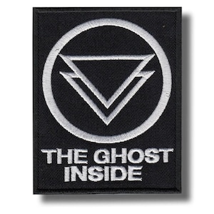 Könnte beinhalten: Schwarzer rechteckiger Aufnäher mit weißem Stickdesign. Das Design zeigt einen Kreis, der zwei sich überlappende Dreiecke umgibt. Der Text "THE GHOST INSIDE" ist darunter gestickt. Der Aufnäher hat einen schwarzen Rand.