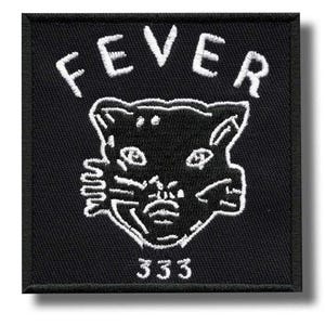Könnte beinhalten: Schwarzer quadratischer Aufnäher mit weiß gesticktem Text und Design. Das Wort "FEVER" ist oben gewölbt. Darunter befindet sich ein stilisierter Katzenkopf mit der Zahl "333" unten. Der Aufnäher hat einen schwarzen Rand.