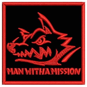 Może przedstawiać: Haftowana naszywka z czerwonym motywem głowy wilka na czarnym kwadratowym tle, obramowana czerwoną obwódką. Tekst "MAN WITH A MISSION" jest wyświetlany na czerwono u dołu. Idealna na kurtki, torby lub inną odzież.