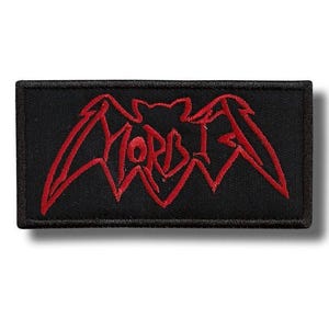 Peut inclure: Un écusson rectangulaire noir avec un motif de chauve-souris rouge brodé et le mot "MORB" dans une police stylisée. Idéal pour les vêtements ou les accessoires.