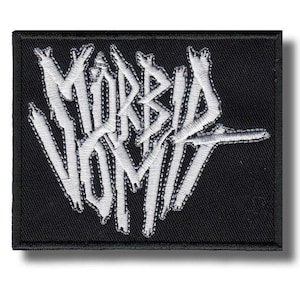 Peut inclure: Écusson rectangulaire noir avec le texte brodé blanc "MORBID VOMIT" dans une police gothique stylisée. Le patch a une bordure noire et est conçu pour être cousu sur des vêtements ou des accessoires.