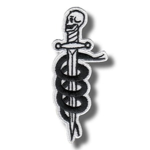 Könnte beinhalten: Gestickter Aufnäher in Schwarz und Weiß, der einen Dolch mit einem Totenkopf am Griff zeigt, der von einer Schlange umschlungen ist. Das Design hat einen weißen Rand und einen weißen Hintergrund.