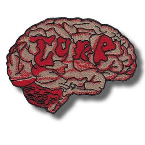 Puede incluir: Parche bordado con forma de cerebro, con colores rojo y beige. La palabra "LURP" está bordada en rojo sobre el cerebro. El parche tiene un borde negro y un efecto de sombra.