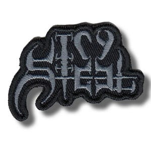 Op de afbeelding: Zwart geborduurde patch met de tekst "SIC STEEL" in een gotisch lettertype. De patch heeft een zwarte achtergrond met grijze letters en een zwarte rand. De patch is rechthoekig met afgeronde hoeken.