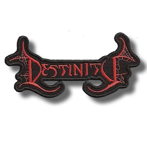 Peut inclure: Écusson brodé noir avec le mot "DESTINITY" en lettres gothiques rouges. Le patch a une forme unique avec des ornements décoratifs et un motif de toile d'araignée sur les bords. Pour vêtements ou accessoires.
