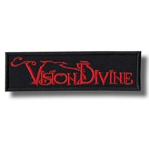 Puede incluir: Parche rectangular negro con el texto bordado "Vision Divine" en rojo. El parche tiene un borde negro y un efecto de sombra, lo que sugiere que está en relieve.