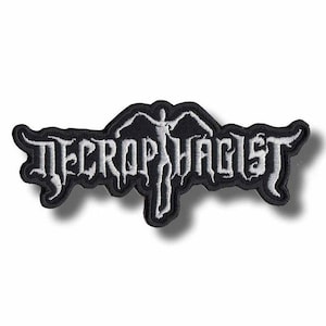 Puede incluir: Un parche bordado en blanco y negro con la palabra "NECROPHAGIST" en una fuente gótica. El parche presenta una figura estilizada en el centro. El parche es para ropa o accesorios.