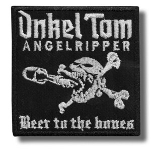 Könnte beinhalten: Schwarzer quadratischer Aufnäher mit weiß gesticktem Text und einem Totenkopf- und gekreuzten Knochen-Design. Der Text lautet "Onkel Tom ANGELRIPPER" über dem Totenkopf und "Beer to the bones" darunter.