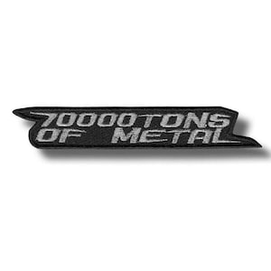 Puede incluir: Parche bordado negro con el texto plateado "70000 TONS OF METAL". El parche tiene una forma única con extremos puntiagudos. Ideal para chaquetas, bolsos u otros artículos de tela.