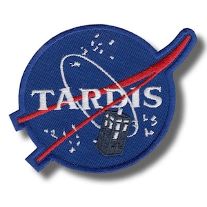 Pode incluir: Patch bordado azul com a palavra "TARDIS" em branco, uma ilustração de cabine telefónica e uma linha vermelha sobre um oval branco, semelhante ao logótipo da NASA. Design circular.