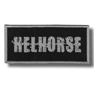 Può includere: Una toppa rettangolare nera con la scritta "HELLHORSE" in lettere grigio chiaro sbiadite. La toppa ha un bordo argentato ed è probabilmente un articolo ricamato o tessuto.