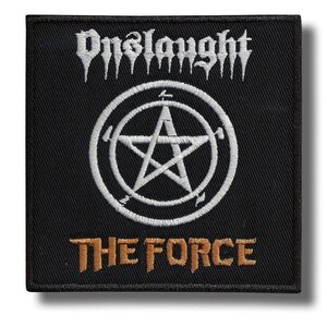 Può includere: Toppa quadrata nera con la scritta bianca ricamata "Onslaught" sopra un pentagramma bianco all'interno di un cerchio. Sotto, la scritta "THE FORCE" è ricamata in oro. La toppa ha un bordo nero.