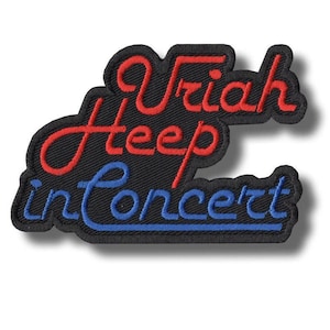 Könnte beinhalten: Ein schwarzer, gestickter Aufnäher mit dem Schriftzug "Uriah Heep in Concert" in roter und blauer Stickerei. Der Text ist in einer stilisierten Schriftart gehalten, mit einem schwarzen Rand. Der Aufnäher ist für Kleidung oder Taschen gedacht.