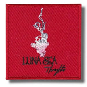 Może przedstawiać: Kwadratowa, czerwona naszywka z haftem z napisem "LUNA SEA Thoughts" czarnym pismem. Nad tekstem znajduje się biało-srebrny abstrakcyjny wzór. Naszywka ma obszytą krawędź.