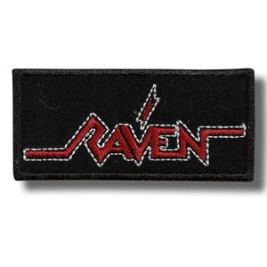 Puede incluir: Un parche rectangular negro con la palabra "RAVEN" bordada en rojo con costuras blancas. Un diseño de rayo está encima del texto. El parche es probablemente para ropa o accesorios.