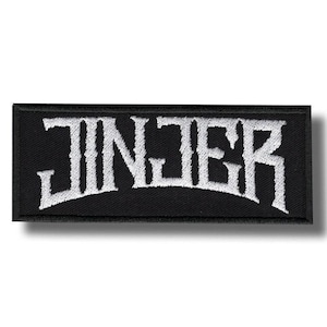 Könnte beinhalten: Schwarzer rechteckiger Aufnäher mit dem Wort "JINJER" in weißer, stilisierter, gotischer Schrift gestickt. Der Aufnäher hat einen schwarzen Rand und ist zum Aufnähen oder Aufbügeln auf Kleidung oder Accessoires gedacht.