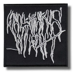 Puede incluir: Parche cuadrado negro con diseño abstracto bordado en blanco. El diseño presenta líneas verticales y diagonales, creando una apariencia texturizada y artística. El parche es probablemente para ropa o accesorios.