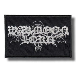 Peut inclure: Écusson rectangulaire noir avec l'inscription "Darkmoon Lord" en police gothique. Le texte blanc a un effet dégoulinant, avec des motifs d'ailes de chauve-souris. Idéal pour les vêtements ou accessoires.