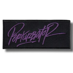 Może przedstawiać: Prostokątna czarna naszywka z napisem "Perturbator" w fioletowym skrypcie. Naszywka ma teksturowany wygląd i subtelny cień.