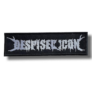 Pode incluir: Patch retangular preto com a palavra "DESPISEICON" bordada em cinza com uma fonte gótica desgastada. O patch é projetado para ser aplicado em roupas ou acessórios.