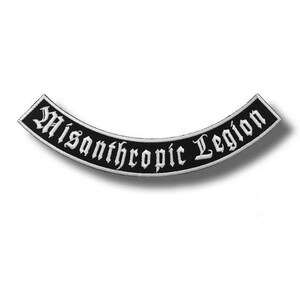 Può includere: Una toppa nera curva con testo ricamato bianco che recita "Misanthropic Legion". La toppa ha un bordo bianco ed è progettata per essere cucita su vestiti o accessori. Il testo è in un carattere gotico.