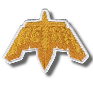 Op de afbeelding: Geborduurde patch in een gestileerd vleugelontwerp, met het woord "VERA" in goudkleurig garen. De patch heeft een witte rand en een schaduweffect, waardoor een 3D-uiterlijk ontstaat. De patch is waarschijnlijk voor kleding of accessoires.