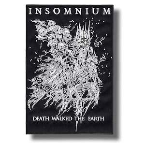 Op de afbeelding: Zwart rechthoekig embleem met witte grafische kunst en tekst. De bovenste tekst luidt "INSOMNIUM" en de onderste tekst luidt "DEATH WALKED THE EARTH". De afbeelding is een gedetailleerde illustratie van een skeletfiguur.
