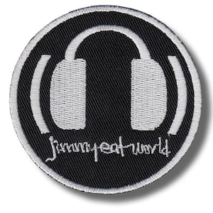 Peut inclure: Écusson brodé rond, noir avec un contour blanc. Le motif représente un casque audio blanc. Le texte "Jimmy Eat World" est brodé en blanc en dessous. Idéal pour personnaliser des vêtements.