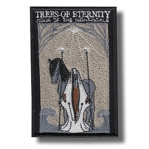 Może przedstawiać: Haftowana naszywka z napisem "TREES OF ETERNITY" i "KING OF THE NIGHTINGALES". Projekt przedstawia postać z koniem na tle drzew i fal. Kolory to szary, biały i brązowy, z czarną obwódką.