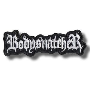 Könnte beinhalten: Ein schwarzer, gestickter Aufnäher mit dem Wort "Bodysnatcher" in weißer gotischer Schrift. Der Aufnäher hat einen schwarzen Rand und ist zum Aufnähen oder Aufbügeln auf Kleidung oder Accessoires gedacht.