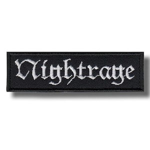 Könnte beinhalten: Schwarzer rechteckiger Aufnäher mit dem Wort "Nightrage" in weißen gotischen Buchstaben gestickt. Der Aufnäher hat einen schwarzen Rand und einen Schatteneffekt.