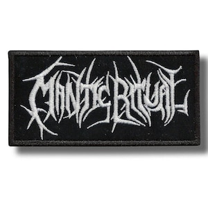 Puede incluir: Parche rectangular negro con texto bordado blanco "MANTIC RITUAL" en una fuente gótica. El parche tiene un borde negro y es para ropa o accesorios.
