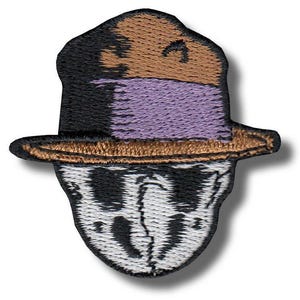 Op de afbeelding: Geborduurde patch met het iconische Rorschach-masker en de hoed uit de Watchmen-stripreeks. De patch heeft een zwart, bruin en paars kleurenschema, met gedetailleerde stiksels en een witte achtergrond.