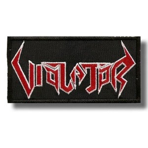 Op de afbeelding: Zwart rechthoekig embleem met het woord "VIOLATOR" in rode, gestileerde, gekartelde letters. Het embleem heeft een zwarte rand en is waarschijnlijk een geborduurd embleem voor kleding of accessoires.