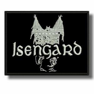 Può includere: Toppa ricamata nera con la scritta "Isengard" in bianco, raffigurante un castello stilizzato e due piccole figure. La toppa ha un bordo nero e uno sfondo bianco.